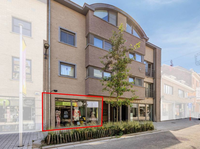Dit aantrekkelijke handelspand geniet van een uitstekende ligging in het hart van Ninove, op een vlot bereikbare en commerciële locatie op slechts 150