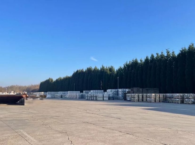 Dit bedrijfspand is gelegen aan de Nieuwstraat in Rumst. Het gebouw bestaat uit een industrieel magazijn en een verhard buitenterrein. De locatie bevi