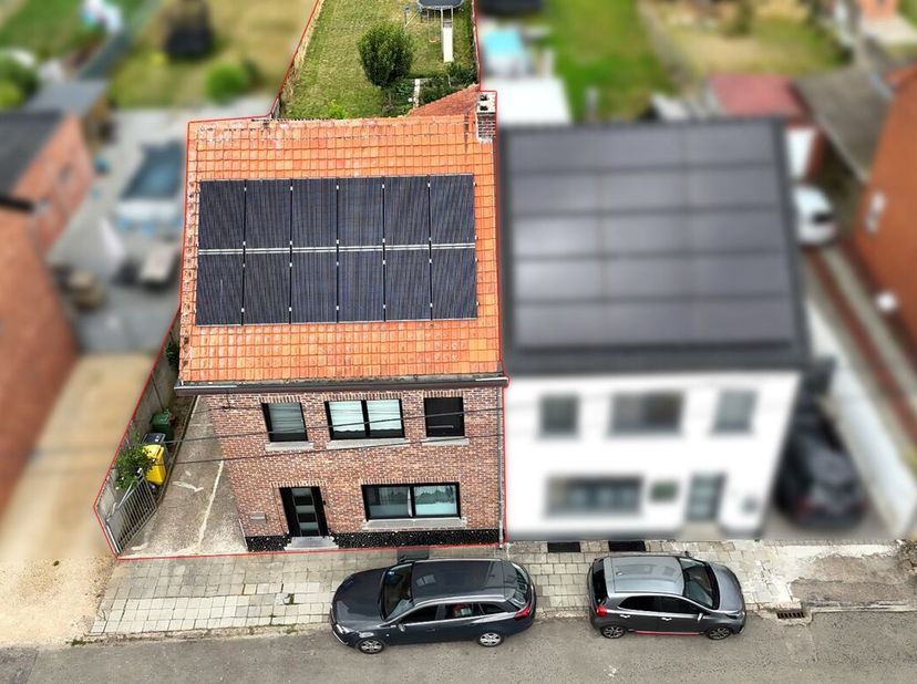 Deze, tussen 2017 &amp; 2025, gerenoveerde woning in Halle Booienhoven is een pareltje. De woning bevat een inkomhal, keuken, ruime eetplaats/leefruimte,