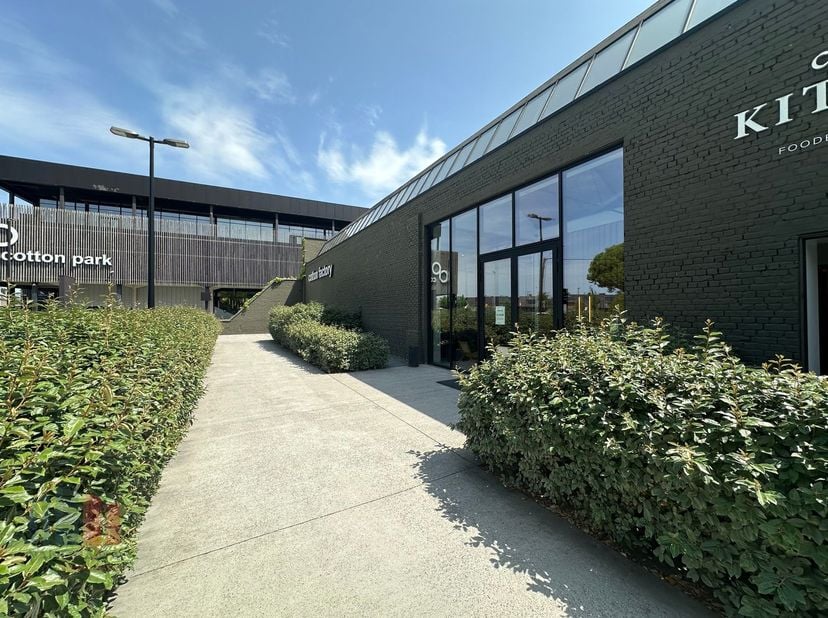 Deze moderne en volledig bemeubelde kantoorruimte van 150 m² te huur bevindt zich in het kwalitatieve bedrijvenpark 'Cotton Factory' met uitstekende b