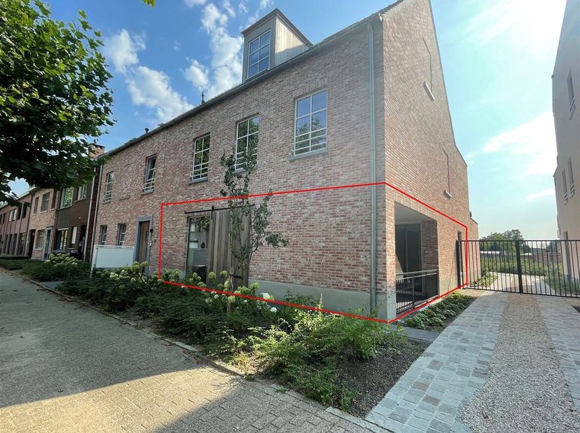 Appartement neuf au rez-de-chaussée situé à Gooreind !<br />
Situation : <br />
Situation centrale, avec commerces, écoles et transports en commun acc