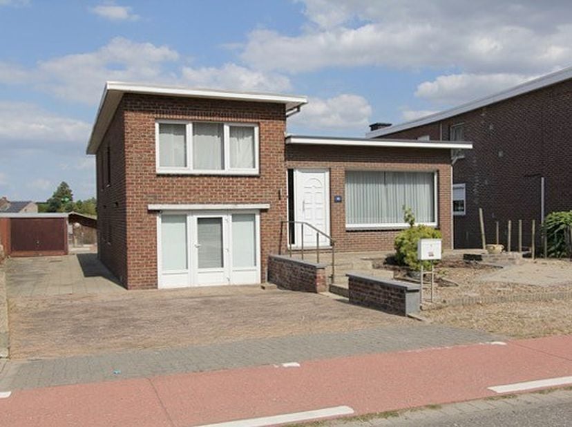 Deze ruime woning met veel lichtinval heeft een bijzonder karakter.&amp;nbsp;<br />
Ruime woonkamer - ingerichte keuken - badkamer met ligbad - 3 slaapkam