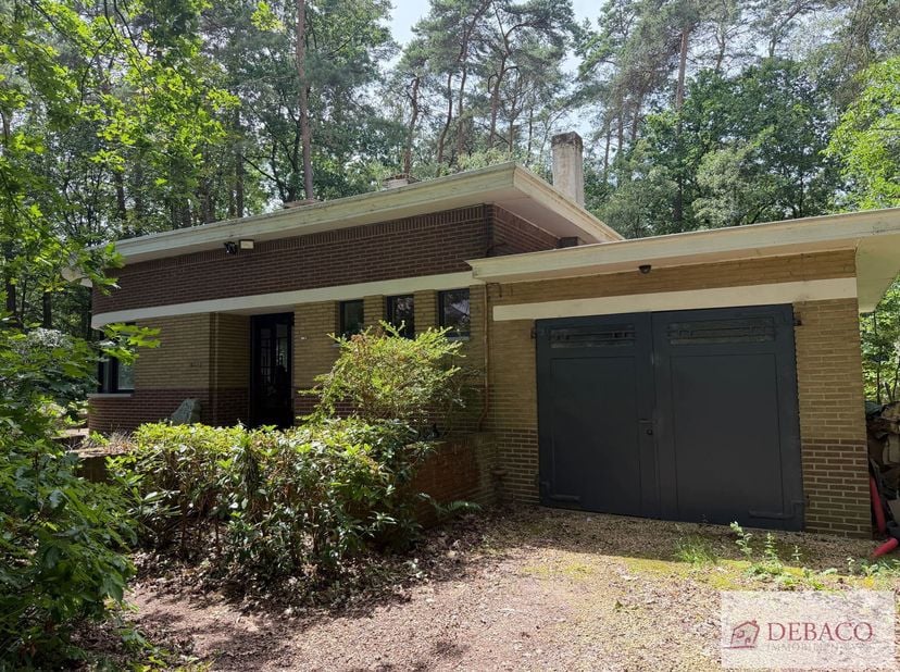 Woning met 3 slaapkamers in een unieke bosrijke omgeving! <br />
Deze woning bestaat uit een ruime inkomhal, een lichtrijke leefruimte, geïnstalleerde