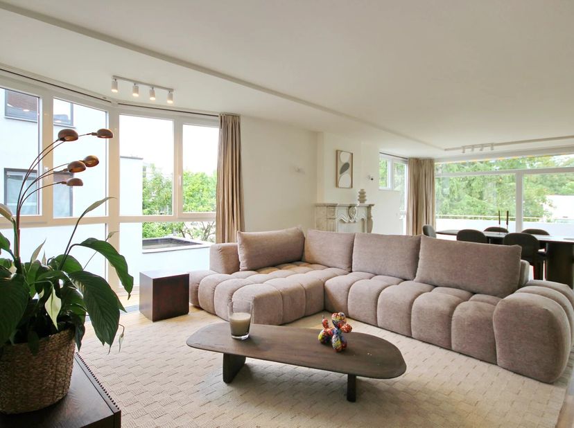 Op wandelafstand van het Ter Kamerenbos en de Franklin Rooseveltlaan bevindt dit prachtige gemeubelde appartement van ca. 148 m² zich op de derde verd
