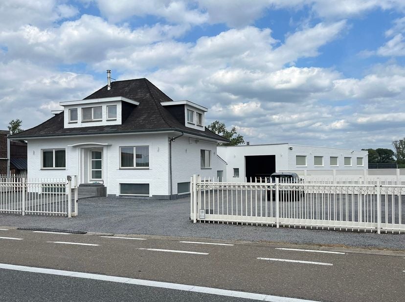 Luxueuze woning + werkplaats 230 m² + parking<br />
Luxueus vernieuwde woning met werkplaats van 230 m² en ruime parking. Het perceel is 1.365 m² groo