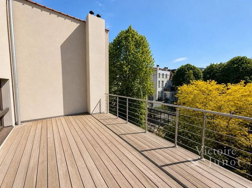 Victoire | Junot biedt u deze prachtige triplex aan, gelegen in een elegante, karaktervolle herenhuis, ideaal gesitueerd tussen Louise en het Hôtel de