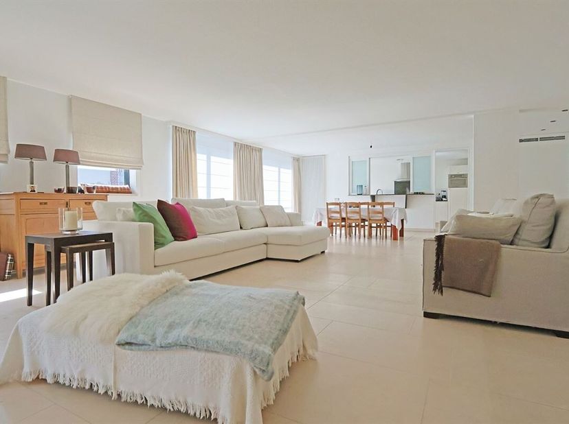 Dit ruime en lichtrijke appartement met een bewoonbare oppervlakte van maar liefst ±227 m² bevindt zich op de eerste verdieping. De uitstekende liggin
