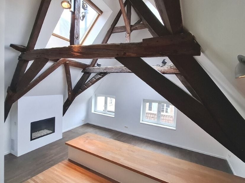 Comfortabel en eigentijds dakappartement in Loft-stijl op een interessante ligging in het centrum van Brugge.<br />
Vlakbij de belangrijkste winkelstr