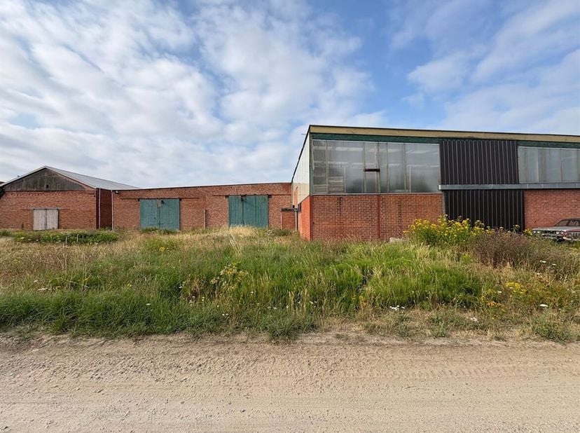 Plusieurs espaces de stockage spacieux destinés à divers usages, avec des bureaux <br />
Situation : Ce site bénéficie d'un emplacement calme et verdo