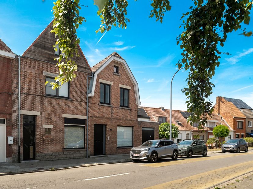 Op 5 minuten fietsen van het historisch stadscentrum verkopen wij dit leuk huis, voorzien van een heerlijk ingesloten zonneterras en een bijzonder pra