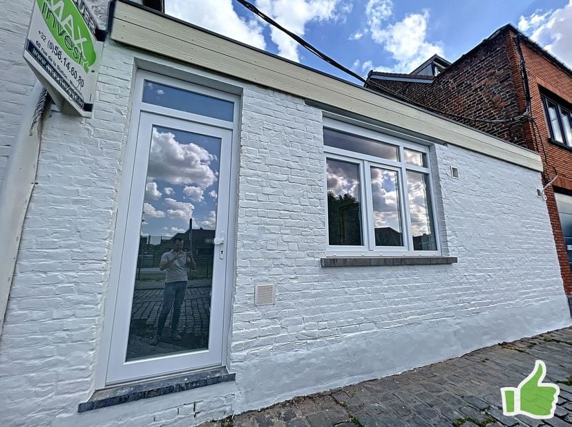 Maison récente de style appartement plain pied avec 1 chambre. <br />
Vaste living avec cuisine ouverte. Salle de bain avec douche et wc, buanderie et