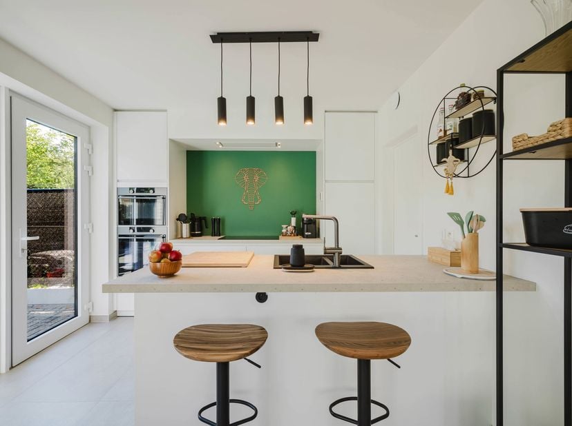 Op zoek naar een zorgeloze, hypermoderne woning waar u werkelijk niets meer aan hoeft te doen? Deze nieuwbouwwoning uit 2024 combineert een uitzonderl