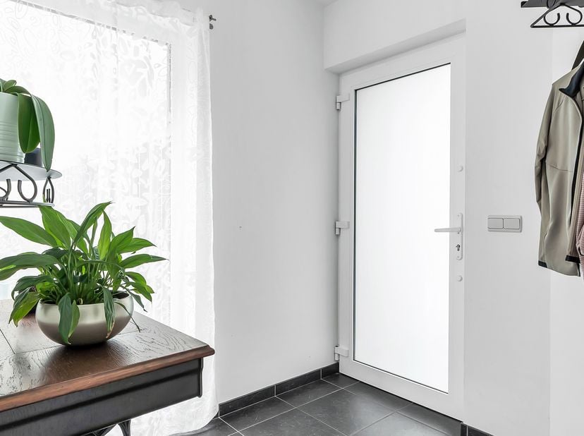 Sommige woningen voelen vanaf het eerste moment gewoon juist aan. Deze moderne vrijstaande woning combineert een doordachte indeling, kwalitatieve afw