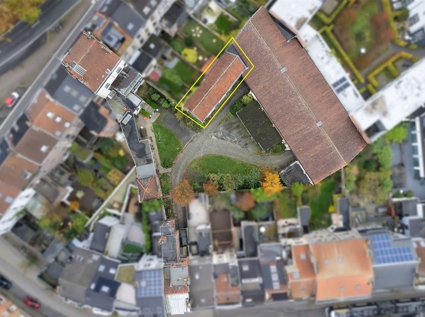 Op een uiterst centrale ligging in Gent bevindt zich dit karaktervolle koetshuis met een unieke uitstraling en bijzonder veel potentieel.<br />
Het p
