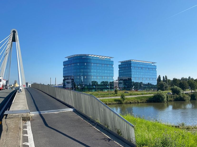 Fenomenaal gelegen kantoor van 365 m² op de gelijkvloerse verdieping te huur in het prestigieuze kantoorgebouw "Blue Towers" te Gent. Dit unieke gebou