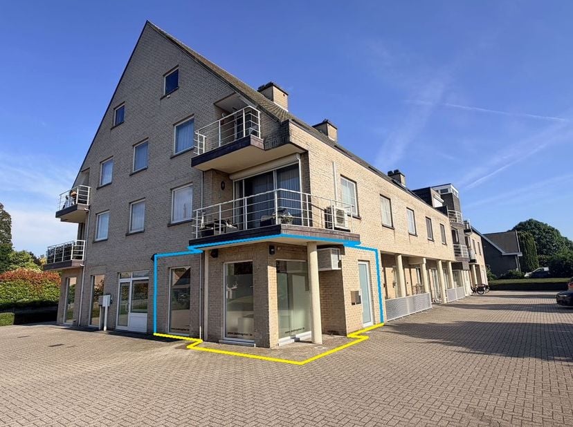 Op een uitstekende en strategische locatie bevindt zich deze instapklare kantoor- of praktijkruimte van ca. 65 m². Dankzij de hoekligging in het gebou