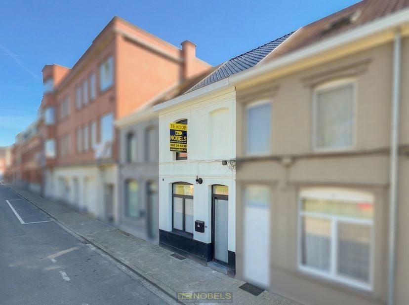 <br />
<br />
Deze TOTAAL GERENOVEERDE WONING uit 2025 biedt een perfecte combinatie van MODERN WOONCOMFORT, ENERGIEZUINIGHEID en een CENTRALE LIGGING