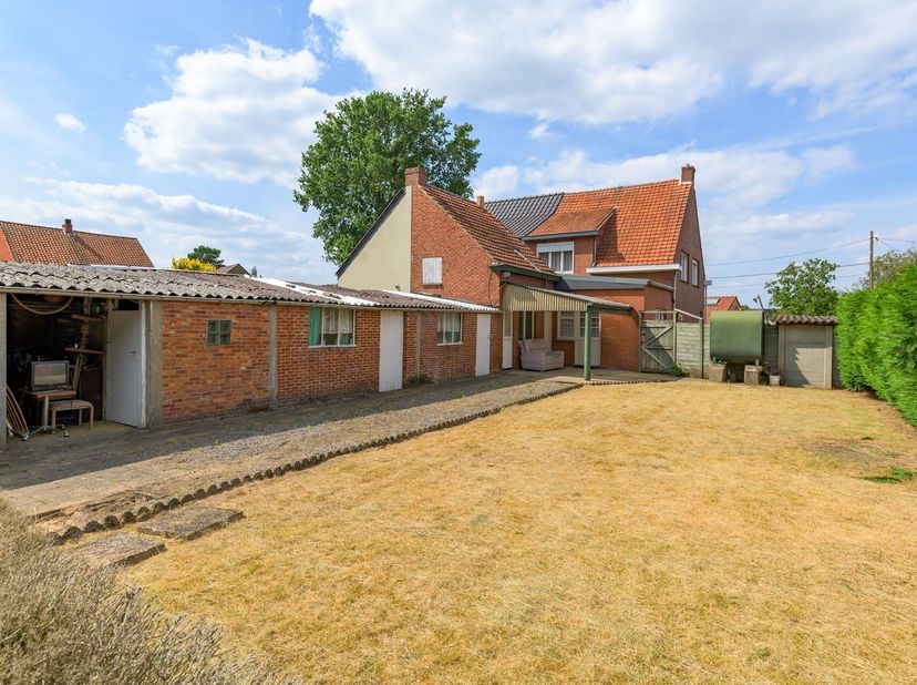 Te renoveren woning op een perceel van 647m²<br />
<br />
Deze woning uit 1960 biedt een goede basis voor wie op zoek is naar een renovatieproject.
