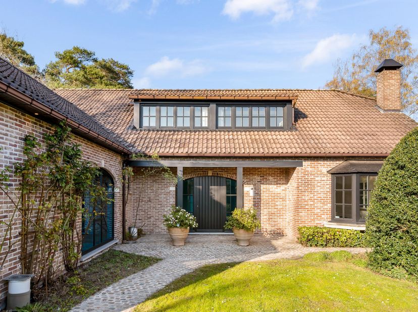 Op wandelafstand van het Zoerselbos bevindt zich deze instapklare villa ( volledig nieuw geschilderd ) . Met een bebouwde oppervlakte van in totaal 44