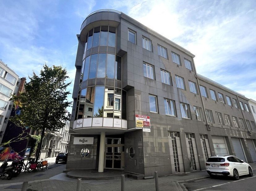 296m² kantoorruimte op 1ste verdieping met 227m² opslagruimte op het gelijklvoers<br />
Ligging: vlakbij Ring, E17/E19; tram- en bushalte op wandelafs