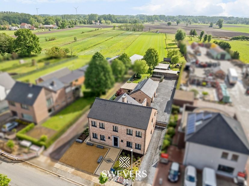 Voor meer info en fotos, surf naar www.swevers.be  Deze instapklare open bebouwing in de Volksstraat 28A in Diepenbeek biedt uitzonderlijk veel ruimte