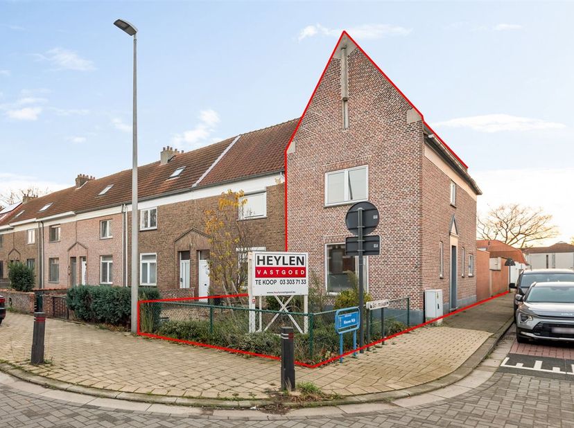 Gezellige gezinswoning met 3 slaapkamers, garage en zonnige tuin te koop in Kapellen.<br />
Ligging: De Akkerstraat is een residentiële straat met ove