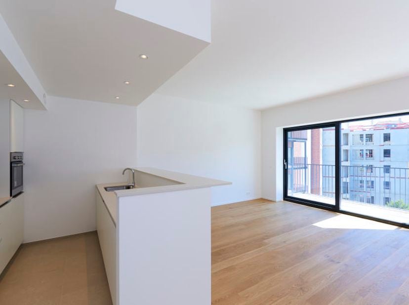 Mooi appartement met 2 slaapkamers in een binnenblok. Ideaal gelegen in de prachtige gemeente Sint-Lambrechts-Woluwe. Dit appartement van 92 m² + 7 m²
