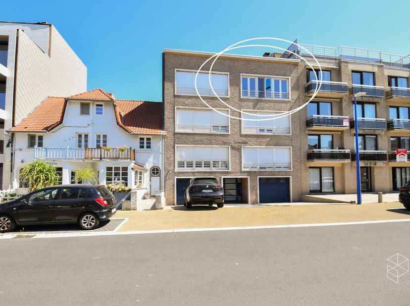 Dit verzorgde appartement biedt een praktische indeling, aangename lichtinval en een uitstekende ligging in een toeristische zone met vrij zicht. Een
