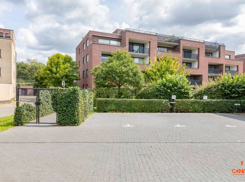 Parkeerplaats gelegen aan de residentie "Parkview VI" - gelegen op de kruising van de Hundelgemsesteenweg en Eindeke te Gentbrugge<br />
<br />
Parkee