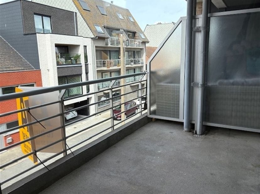 Gezellig appartement in rustige residentie, gelegen in het centrum van Bredene-Duinen. Het pand bevindt zich vlakbij winkels, openbaar vervoer en het