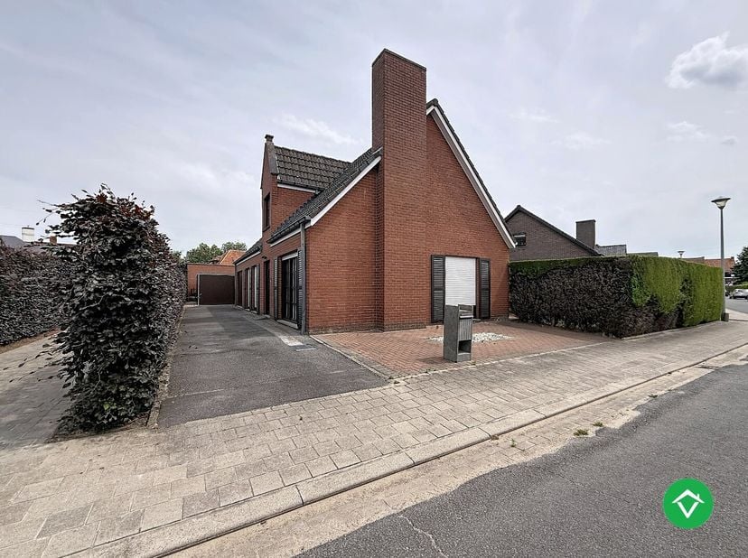 Deze alleenstaande woning is gelegen in een rustige woonwijk kortbij het centrum van Roeselare, de E403 en vele andere faciliteiten. Dit in één doodlo
