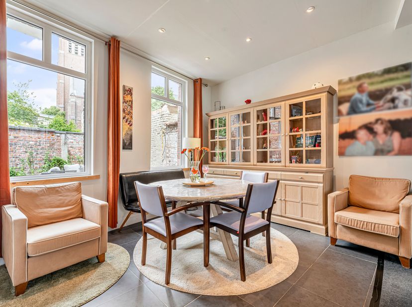 Instapklare woning in centrum Izegem te koop!<br />
We betreden de woning via de inkomhal en hebben direct een eerste kamer die nu gebruikt wordt als