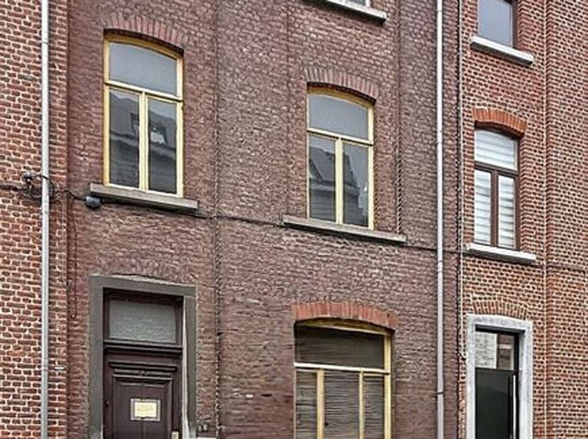 CENTURY 21 Immo Dewaele heeft het genoegen u deze eengezinswoning voor te stellen, ideaal gelegen in het centrum van Nijvel, vlakbij alle voorzieninge