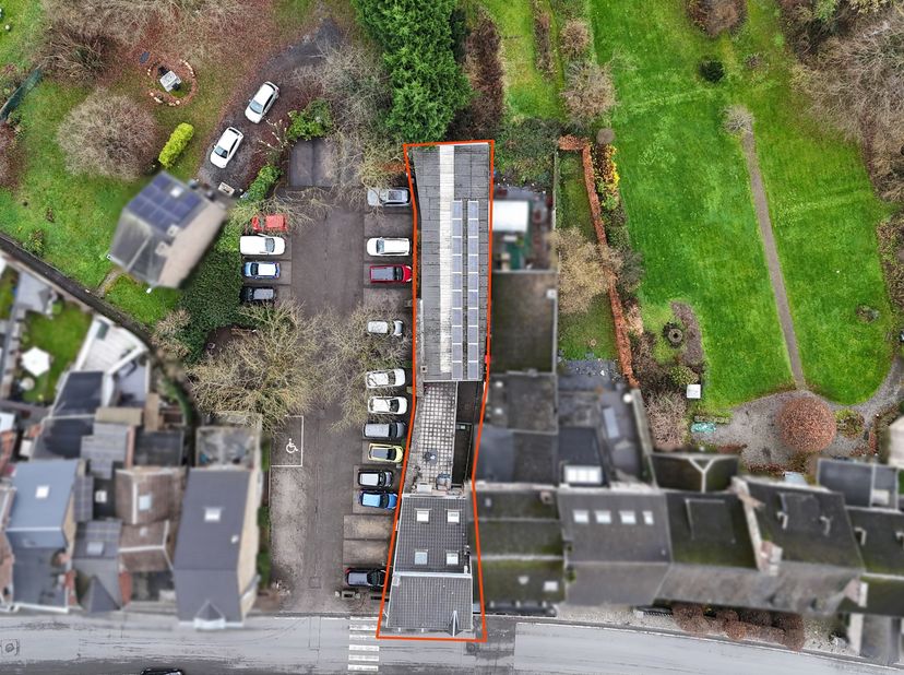 Visitez virtuellement ce bien : https://urlr.me/3gjaVF  - ESNEUX*Immeuble de rapport et entrepôt situés en plein centre d'Esneux. L'immeuble est compo