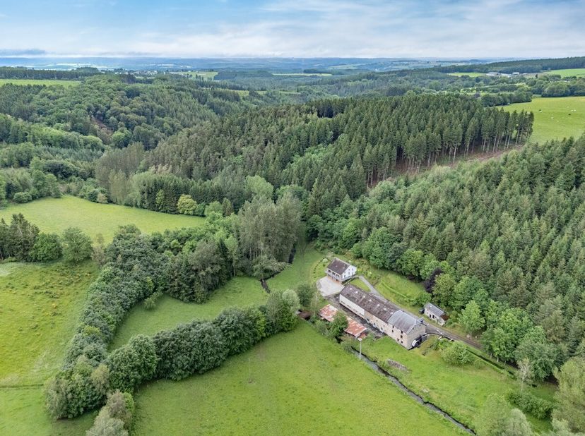 ERA B-LUX biedt u deze uitzonderlijke eigendom aan, gelegen in Vellereux, gemeente Houffalize, in een zeldzame natuurlijke omgeving.Gelegen op een dom
