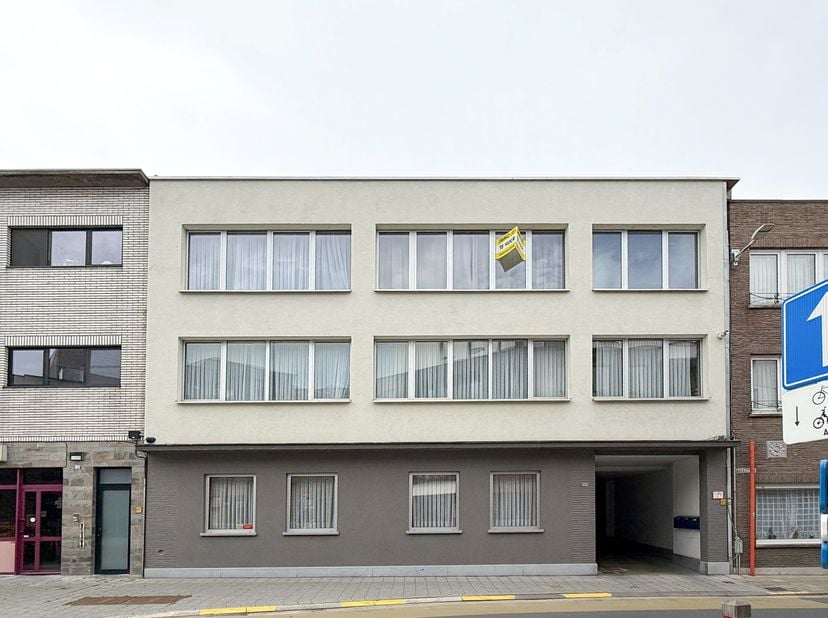 Dit ruime appartement bevindt zich op de tweede verdieping, in het hart van Beveren. Dankzij de centrale ligging bevinden winkels, openbaar vervoer en