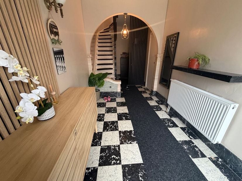 Gerenoveerde bel-étage met 3 slaapkamers en inpandige garage<br />
Ligging:<br />
Deze woning is rustig gelegen in de Akker te Ekeren, een aangename e