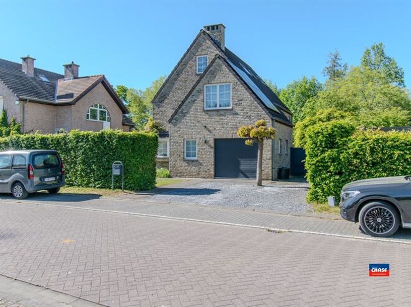 KONTICH | VILLA AVEC QUATRE CHAMBRES, GRAND JARDIN ET GARAGE SUR UN TERRAIN TOTAL DE 650m² | EPC B | EPC B |<br />
Rez-de-chaussée : garage avec buand