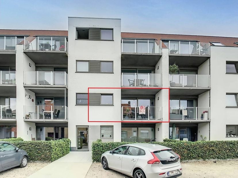 Appartement spacieux (90 m²) avec deux chambres spacieuses, une terrasse et un sous-sol situé au premier étage. Très économe en énergie, près du centr