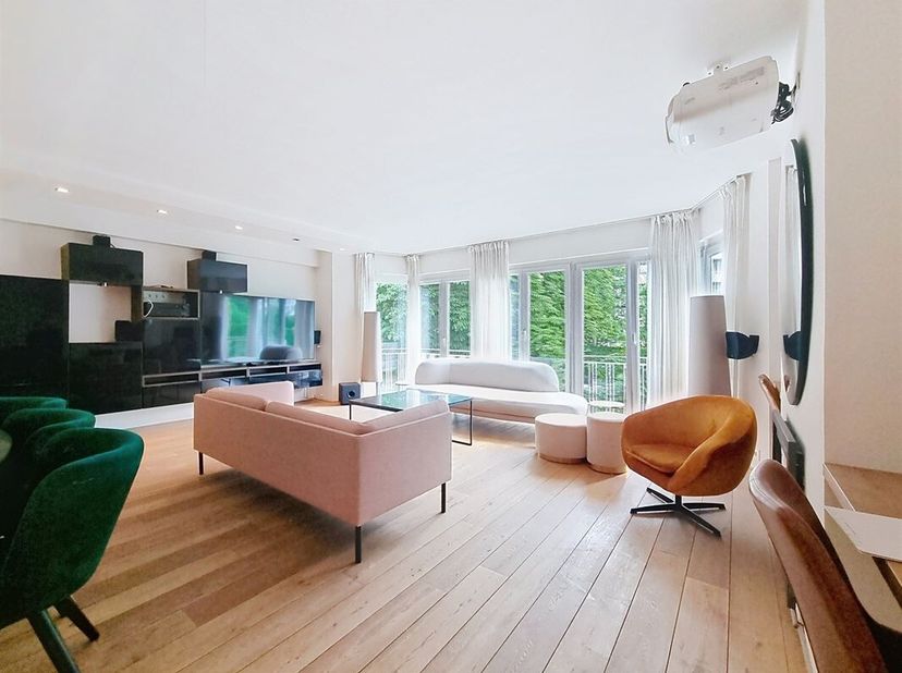 Espace Immo Brussels vous présente, Quartier Louise / Bois de la Cambre, ce magnifique appartement meublé de 3 chambres de ±130 m² situé dans un bel i