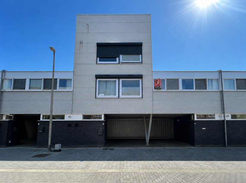 Centraal gelegen woning (GB) met 2 slaapkamers en groot zonneterras met tuinberging in het centrum van Hulst (Tessenderlo-Ham).<br />
Indeling:<br />