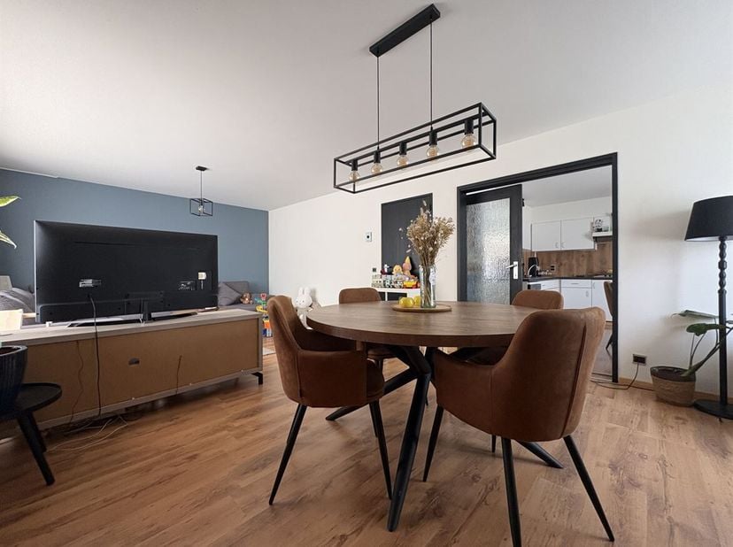 Ruim instapklaar 3 slpk appartement met terras en autostaanplaats <br />
Ligging: Gunstig gelegen op wandelafstand van het centrum van Lichtaart en bo