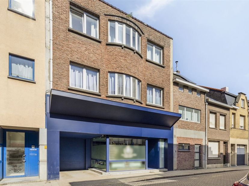 °°° OPEN HUIS - Zaterdag 27/06 - 10u tot 12u °°°<br />
Bent u op zoek naar een unieke combinatie van wonen en werken? Dit veelzijdige pand biedt tal v