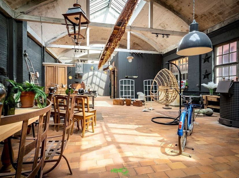 Situé dans un emplacement idéal sur les boulevards, cet entrepôt de 350 m² offre de nombreuses possibilités d'exploitation.<br />
Le bien est en bon é