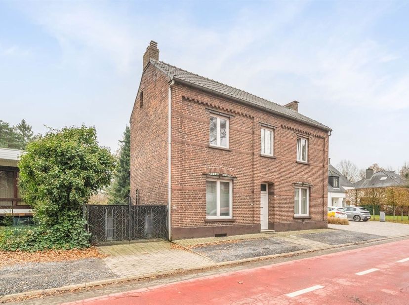 Te renoveren woning in een doodlopende straat<br />
<br />
Ligging:<br />
De woning is gelegen op Reinpadstraat 118 te Genk, in een doodlopende, fi