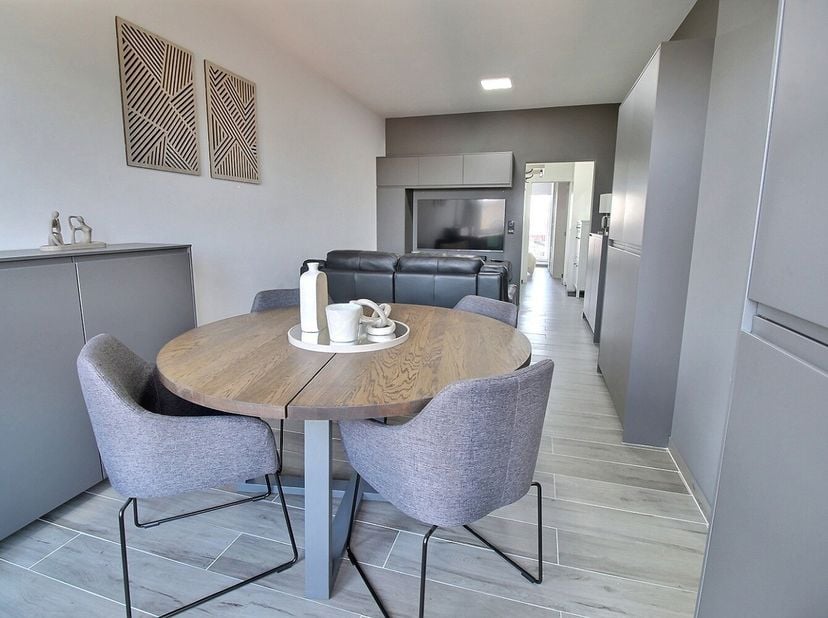 Magnifique appartement 1 chambre entièrement meublé et décoré avec goût, prêt à vous accueillir immédiatement.<br />
Idéalement situé, à seulement 300