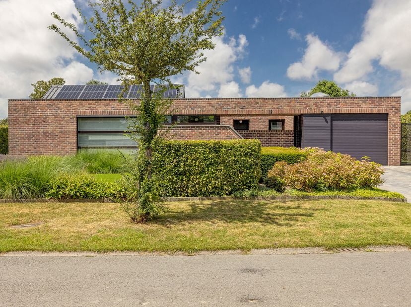 Rustig en groen wonen met een uitstekende bereikbaarheid? In Hansbeke gaan beide moeiteloos samen.<br />
Deze goed onderhouden bungalow bevindt zich o