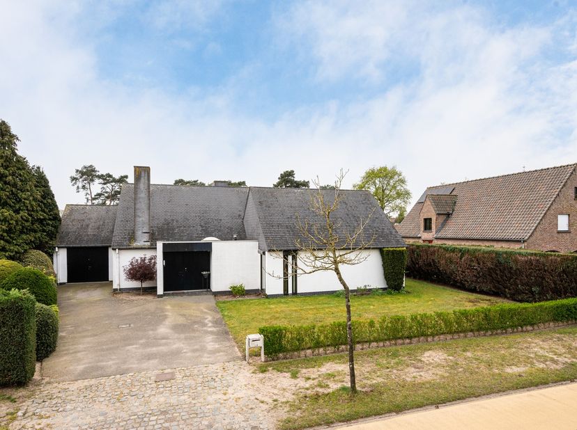 In de Heirweg 2C te Maldegem bieden wij deze ruime en statige villa aan, gelegen op een prachtig perceel van maar liefst 2.026 m², op een zeer goede l