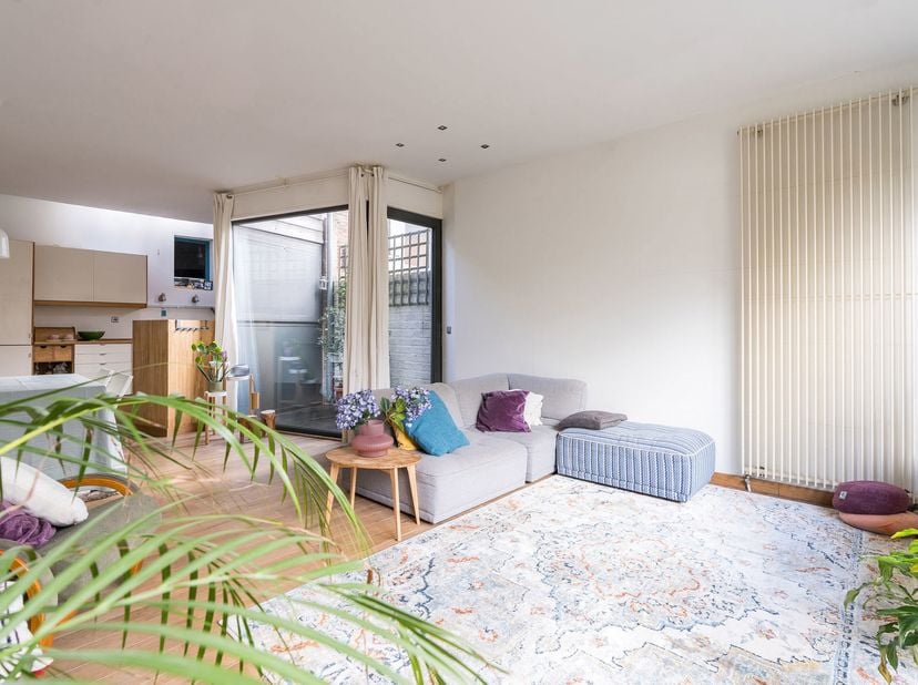 Ontdek deze bijzondere woning waar ruimte, rust en bereikbaarheid perfect samenkomen. Dankzij de uitzonderlijk diepe tuin, een zeldzaamheid op deze li