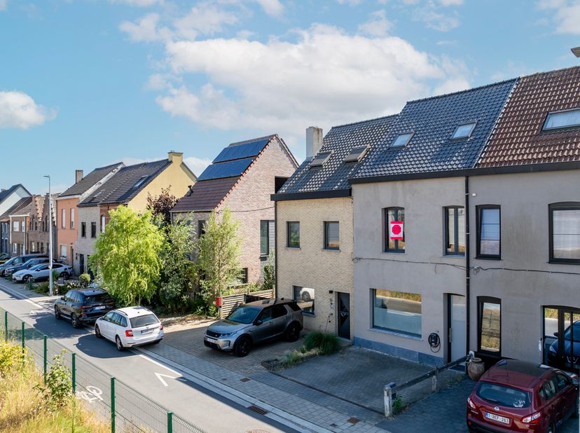 Deze energiezuinige woning is instapklaar en goed gelegen nabij scholen, winkels, openbaar vervoer en de aansluiting met de verbindingswegen (R4, E17,
